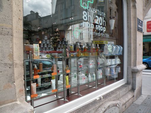  Devanture de pharmacie, rue de la Commanderie